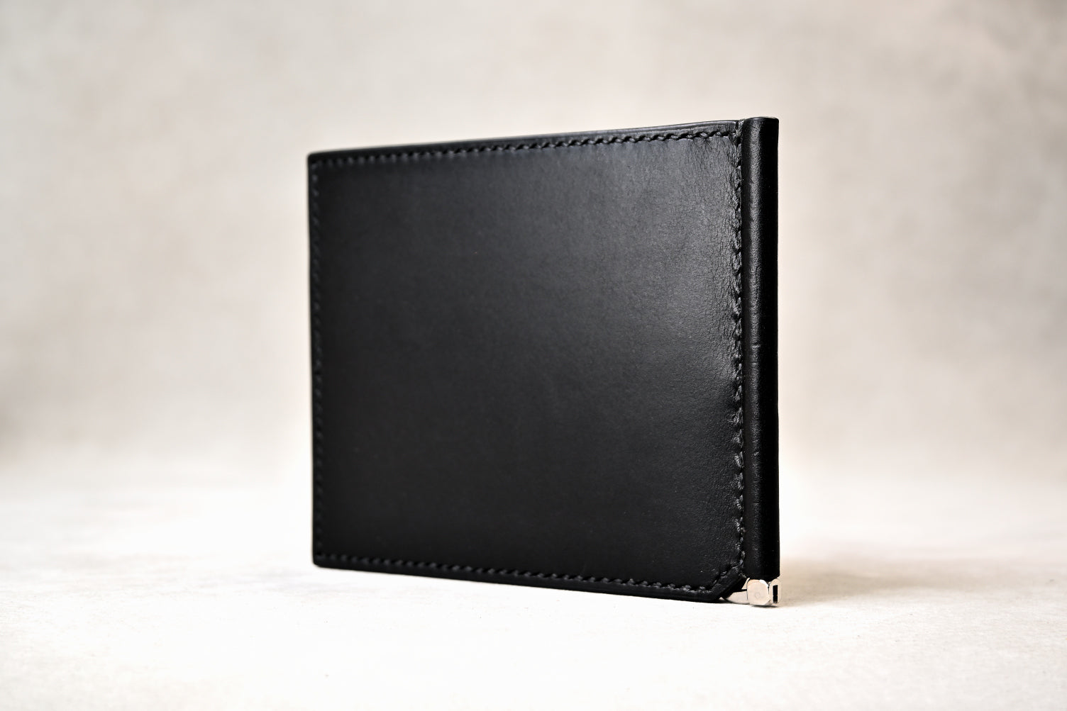 9332｜マネークリップ｜カード6枚用の総手縫い革財布｜OUGI Leathers