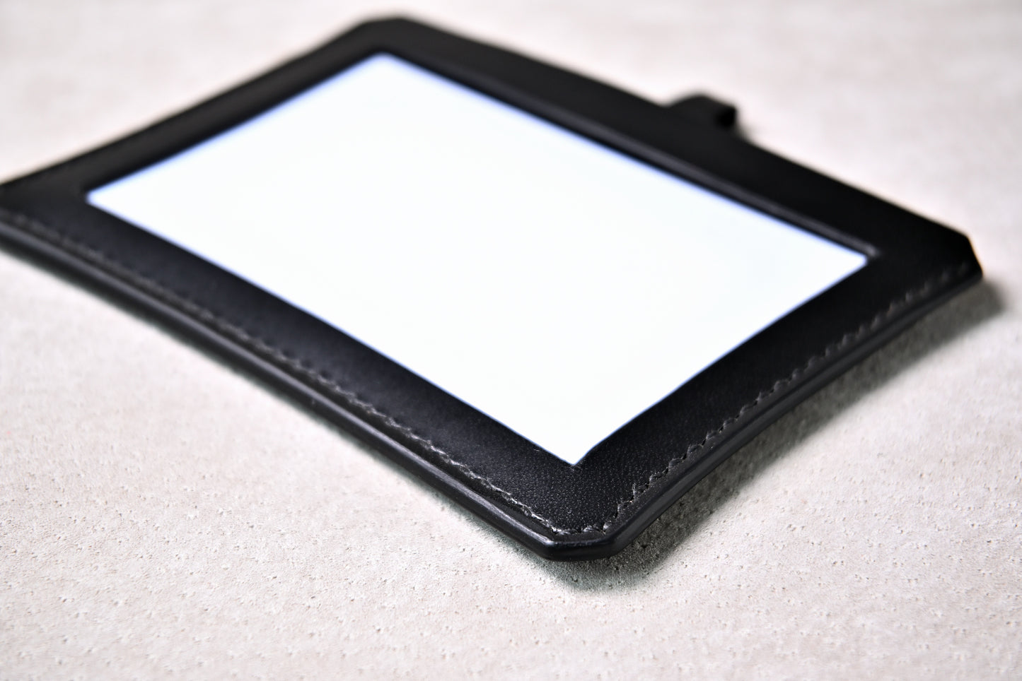 IDカードホルダーの角の縫製部分を接写(ブッテーロブラック、手縫い、丁寧なコバ仕上げ)