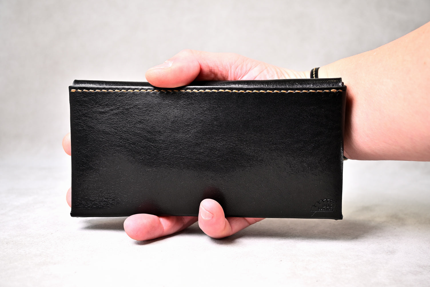 8551 コンパクト長財布｜新しい開き方のL字｜OUGI Leathers