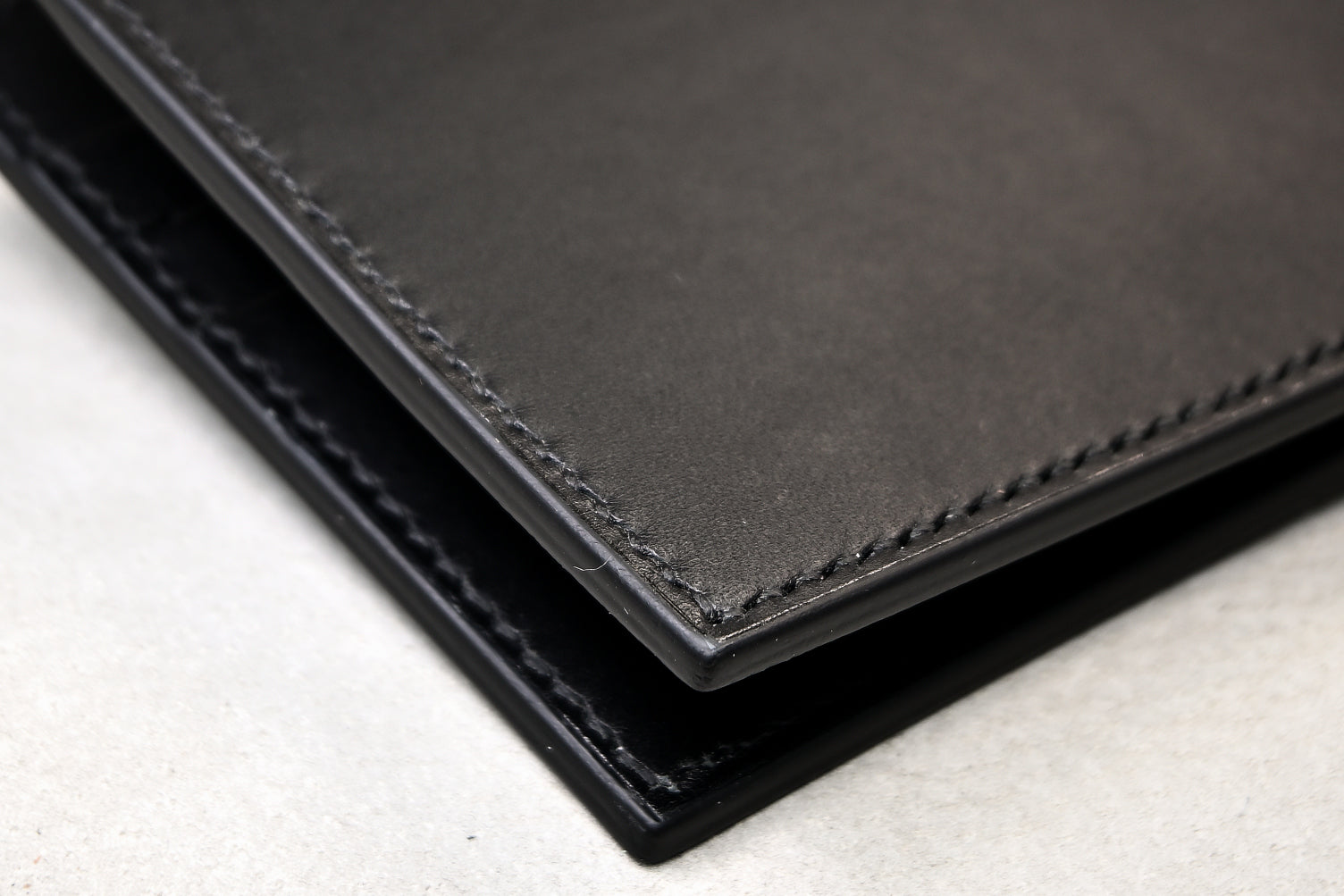 9332｜マネークリップ｜カード6枚用の総手縫い革財布｜OUGI Leathers