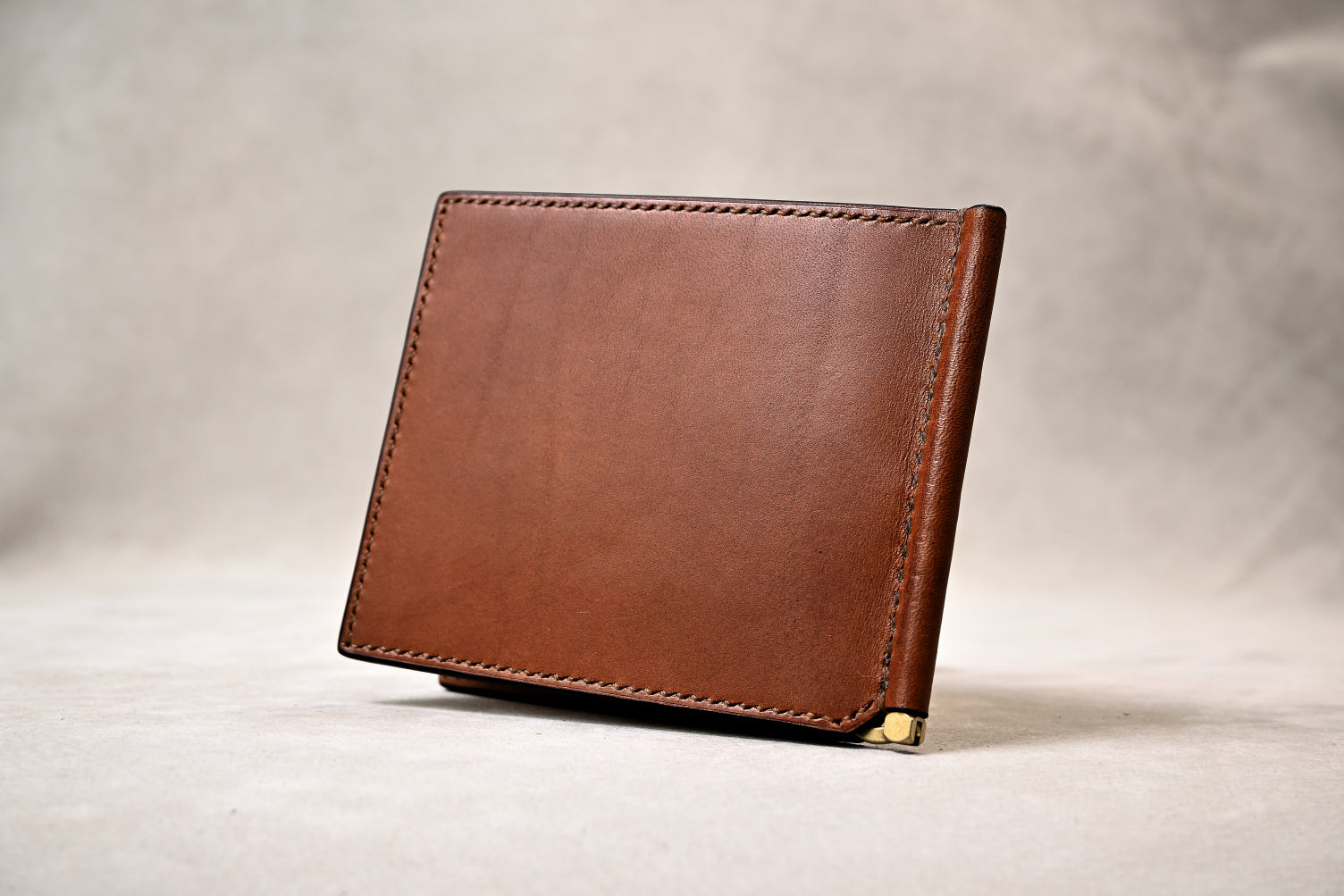 9332｜マネークリップ｜カード6枚用の総手縫い革財布｜OUGI Leathers