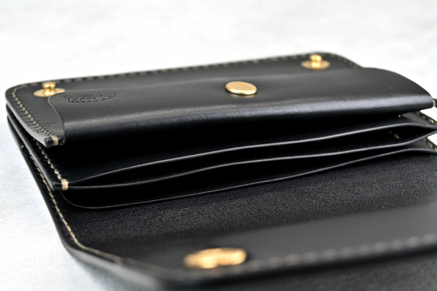 7532｜トラッカーウォレット ショートタイプ｜総手縫い革財布 – OUGI