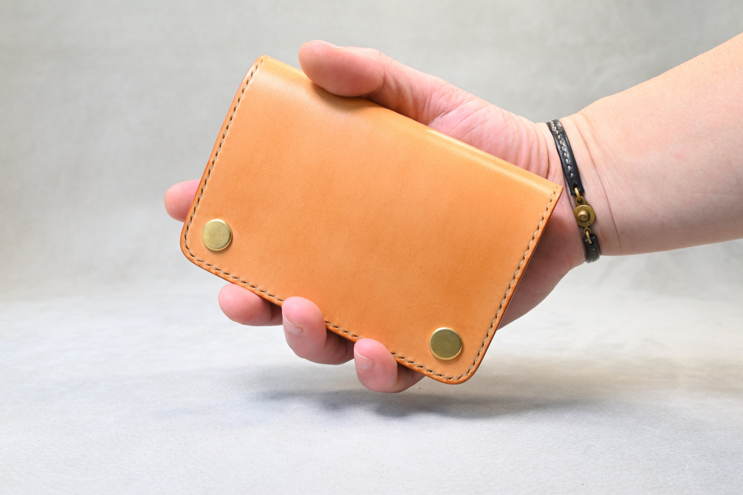 7532｜トラッカーウォレット ショートタイプ｜総手縫い革財布 – OUGI