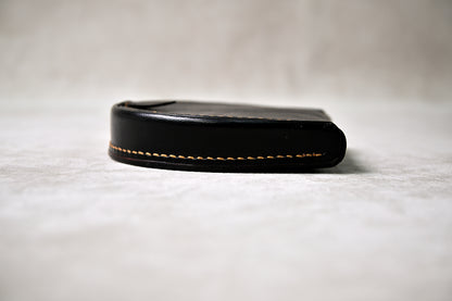 ブッテーロのブラックの馬蹄型コインケースを横から撮影（厚みと麦色ステッチが際立つ構図）