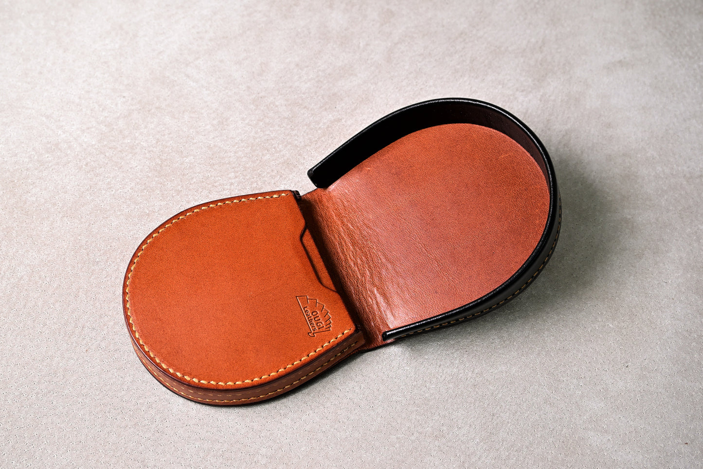 馬蹄型コインケース「shihu」を開いた状態で真上から撮影（キャメルの内装、受け皿構造が一望できる）