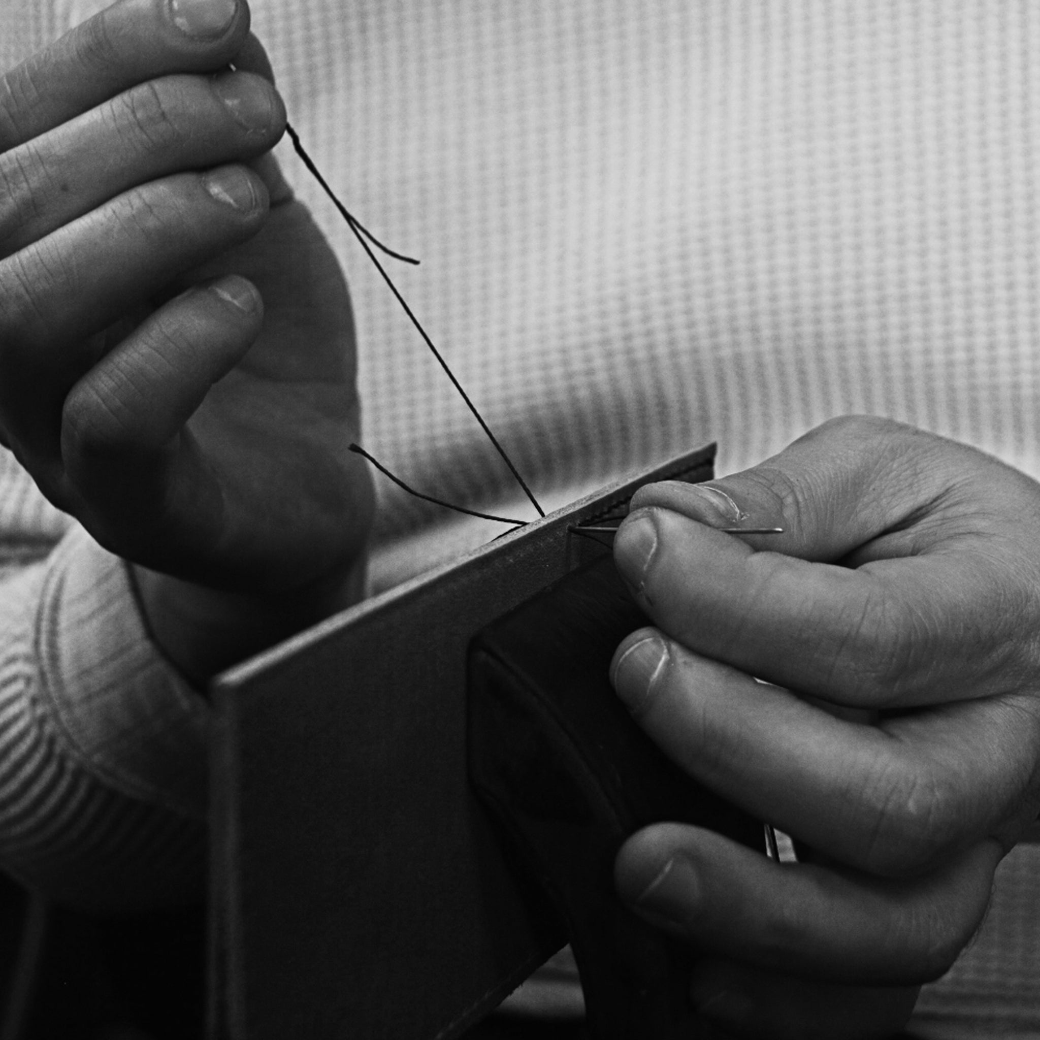 OUGI Leathers｜想いを込めた仕立てが、時を刻む。