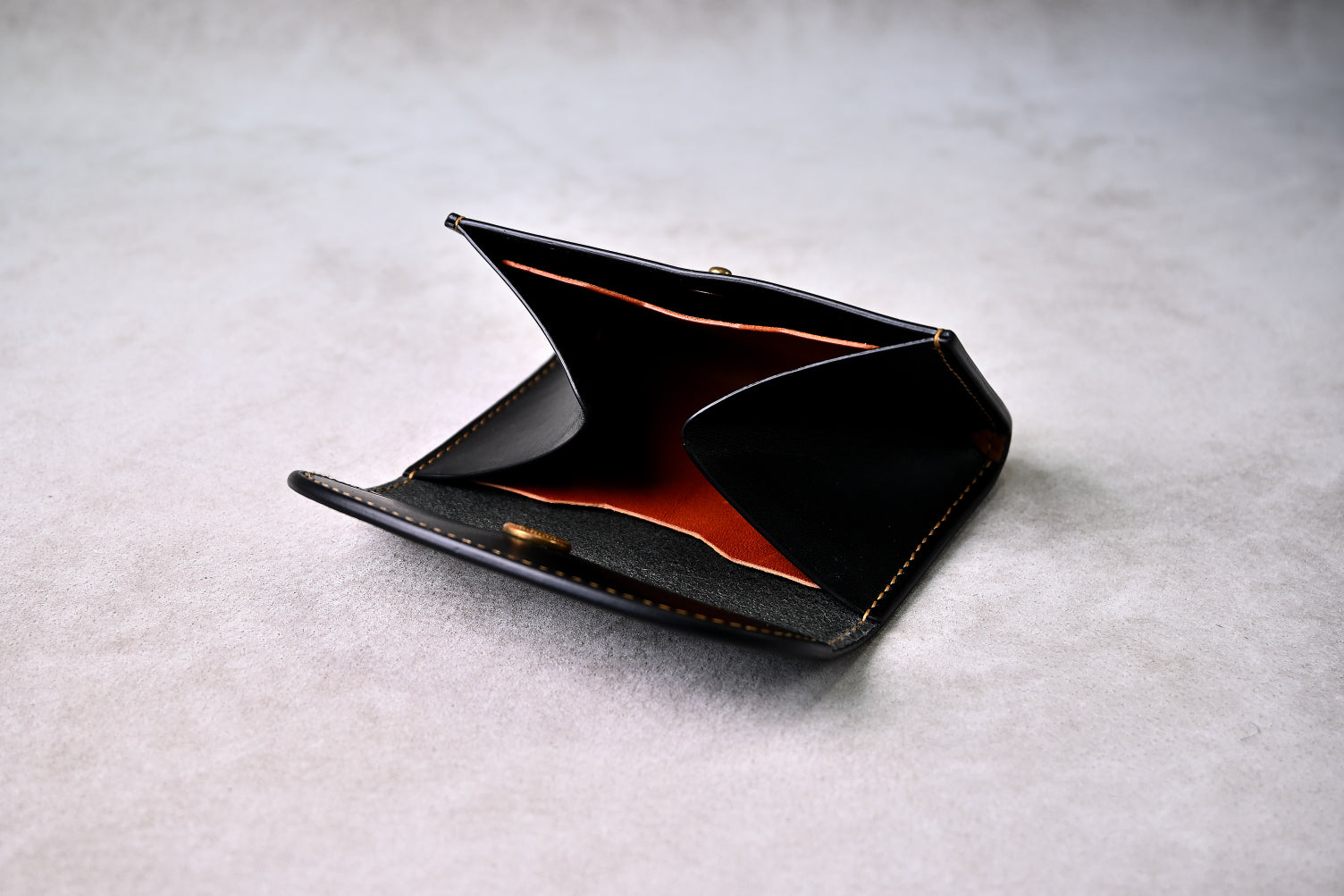 Tetoのホックを開いた状態で斜めから撮影（内装にキャメルを使用、マチ付きで開きやすい構造）