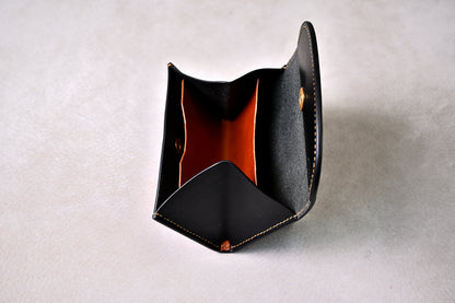 コインケースTetoを開いた状態で真上から撮影（内装の仕切り構造とキャメルの革が見える）