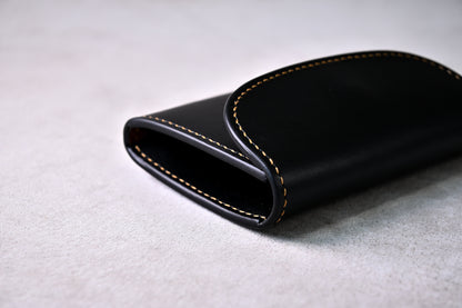 フラップと側面のコバ部分を接写で撮影（エッジが滑らかに磨かれ、蝋仕上げされた丁寧な仕立て）