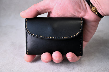 手に持った状態でサイズ感を撮影（手のひらにすっぽり収まるコンパクトサイズ、ブラックの艶感が映える）