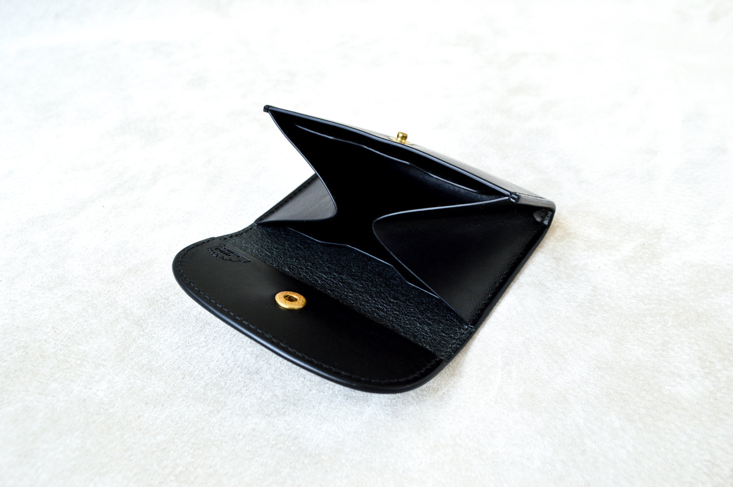 ブラックのブッテーロで統一したホック式コインケースを開いた状態で撮影（内装ブラック、３室構造、手縫い）