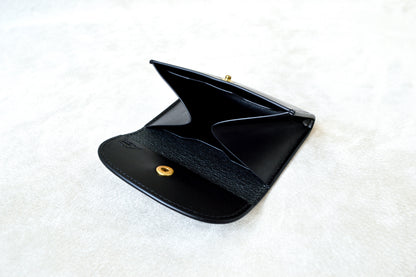 ブラックのブッテーロで統一したホック式コインケースを開いた状態で撮影（内装ブラック、３室構造、手縫い）