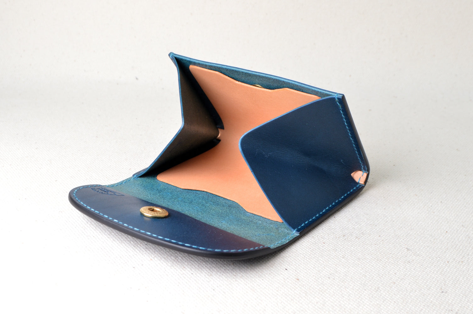 内装ナチュラル・糸にライトブルーを使ったTetoを開いた状態で撮影（3色使い、視認性と配色のバランス）