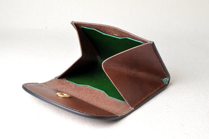 内装グリーンのホック式コインケースを開いた状態で撮影（マチ付き構造、手縫い、ブッテーロ使用）