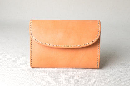 ブッテーロのナチュラルと糸ホワイトで仕立てたTetoコインケースを正面から撮影（シンプルで柔らかな印象、手縫い）