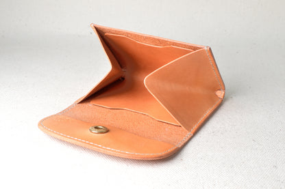 内装ナチュラルとホワイトの糸、Tetoコインケースを開いた状態で撮影（明るく軽やかな配色、３室構造、ブッテーロ使用）