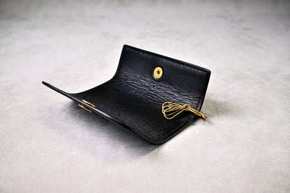 キーフックが見える開いた状態のキーケースを斜めから撮影（真鍮パーツ、革の艶感）