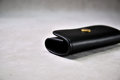 閉じたキーケースの側面を接写（ブッテーロのハリ感と手縫い仕上げ）